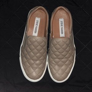 Steve Madden slip ons 👟
